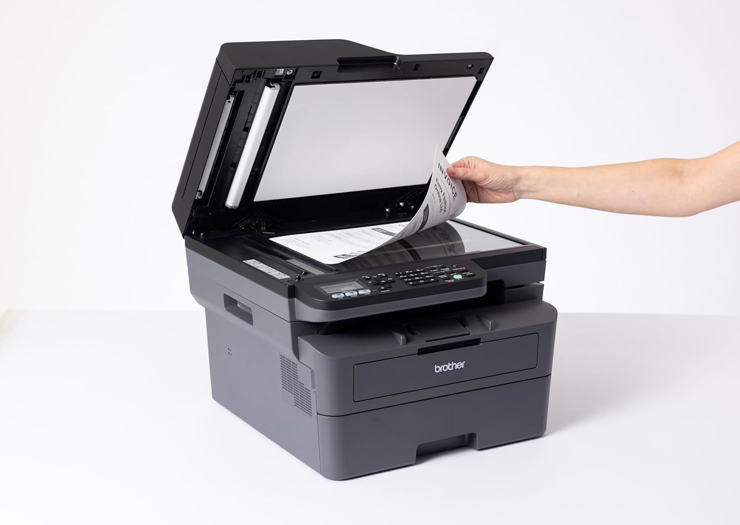 Scannerizzazione documento con Brother MFC-L2827DWXL, stampante multifunzione laser A4 con coperchio aperto Scannerizzazione documento con Brother MFC-L2827DWXL, stampante multifunzione laser A4 con coperchio aperto
